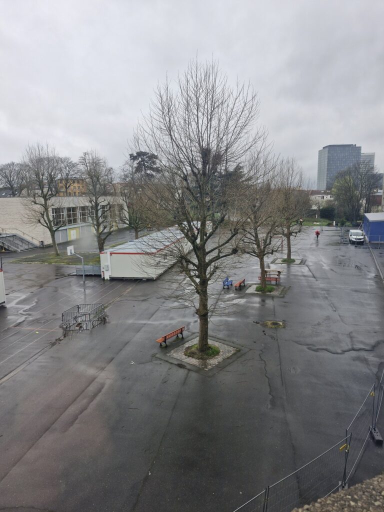 Cour d'un lycée de la région parisienne