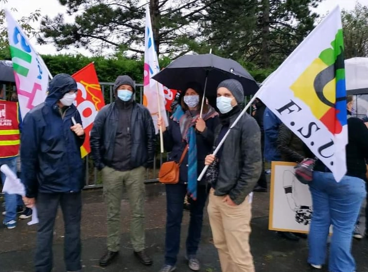 manifestation devant le collège