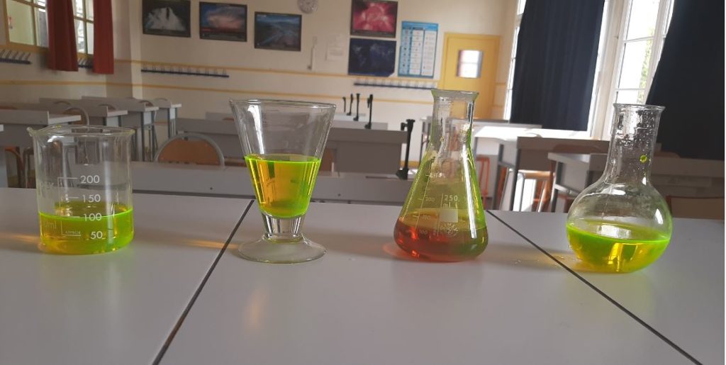 matériel de TP de chimie dans une salle spécialisée